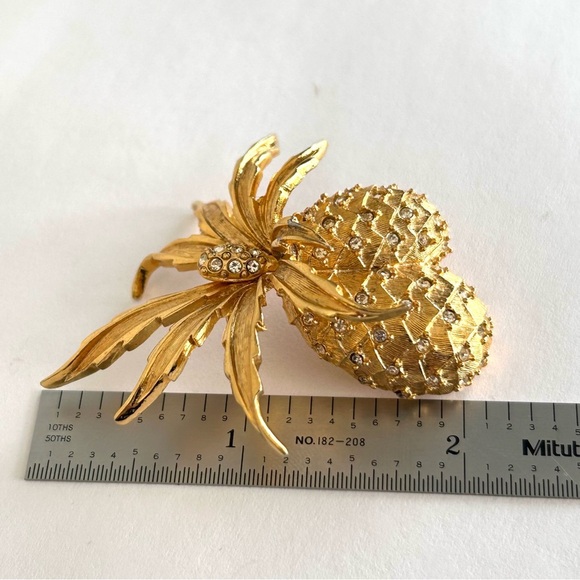 Boucher Pineapple Brooch Pin Gold Tone Clear Crystals Unsigned - Picture 3 of 9
